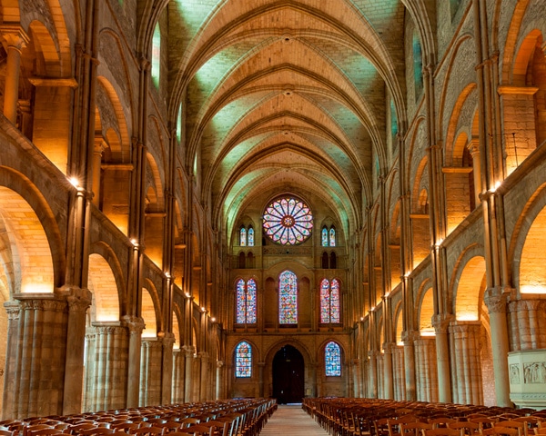 intérieur de la Basilique St Rémi à Reims